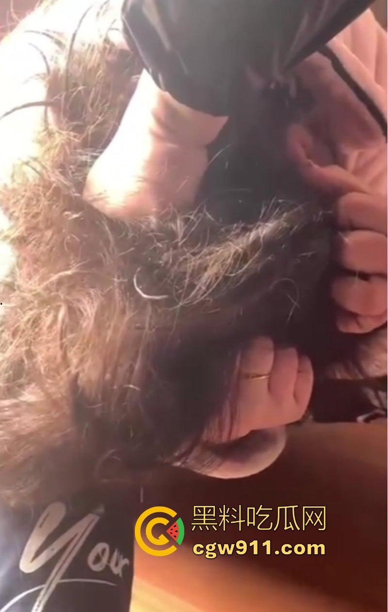 河南洛阳奸夫竟带小三回家偷情，真是猖狂到了极致，被原配携亲友团扒裤子围殴痛扁，嚣张的小三满脸不忿！  第7张