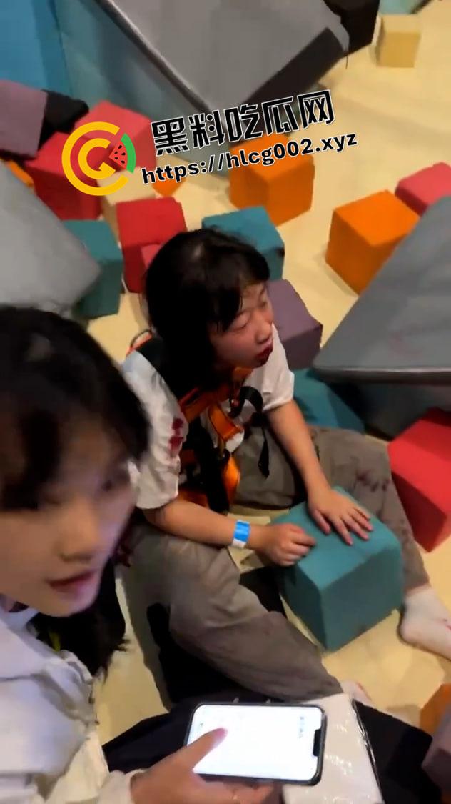 深圳南山区游乐场惊魂！攀岩项目绳子脱落小孩十几米落下 七窍流血 现场视频流出  第1张