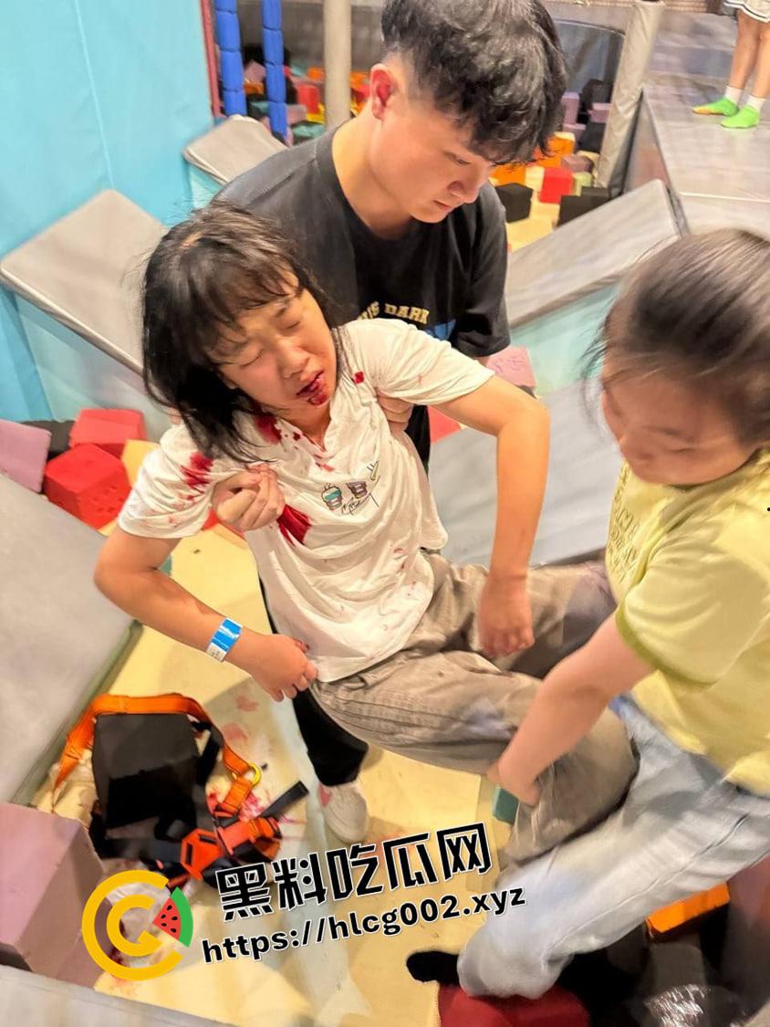 深圳南山区游乐场惊魂！攀岩项目绳子脱落小孩十几米落下 七窍流血 现场视频流出  第2张