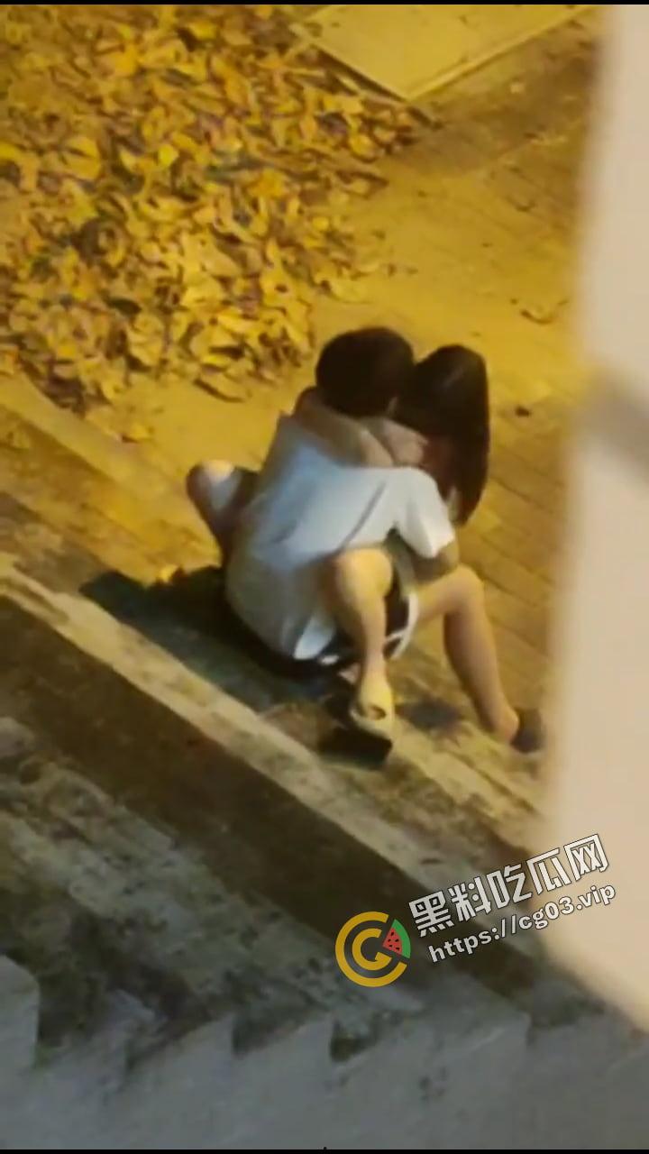 城市学院 小情侣校园路灯下台阶户外活动 被女生宿舍全程偷拍下来 还带解说野战  第1张
