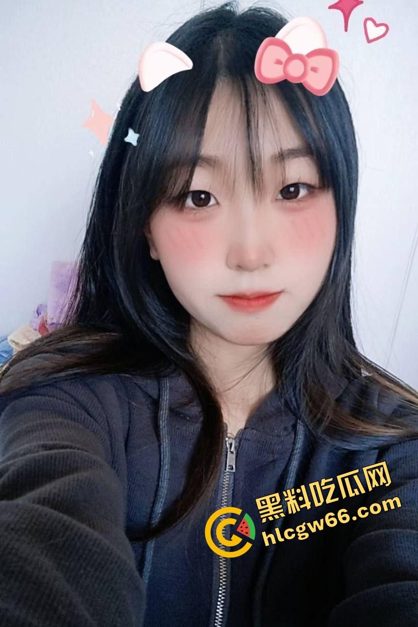 偷拍女友骑乘啪啪全过程流出，一边装害羞挡镜头一边骑到浪叫喷水，这种小贱人谁不爱？  第1张