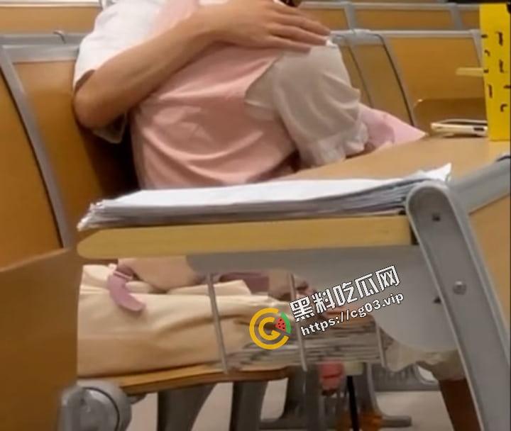 华南理工 逆天小情侣 坐自习室第一排  旁若无人般棒男的打飞机 被偷拍发上表白墙 第5张