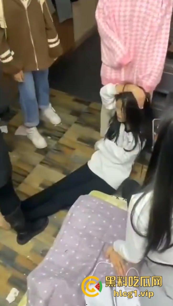 齐齐哈尔市甘南县16岁少女  【李鑫蕊】 遇围殴霸凌 用棍子打脸砸头 霸凌事件啥时候能停止啊！ 第3张