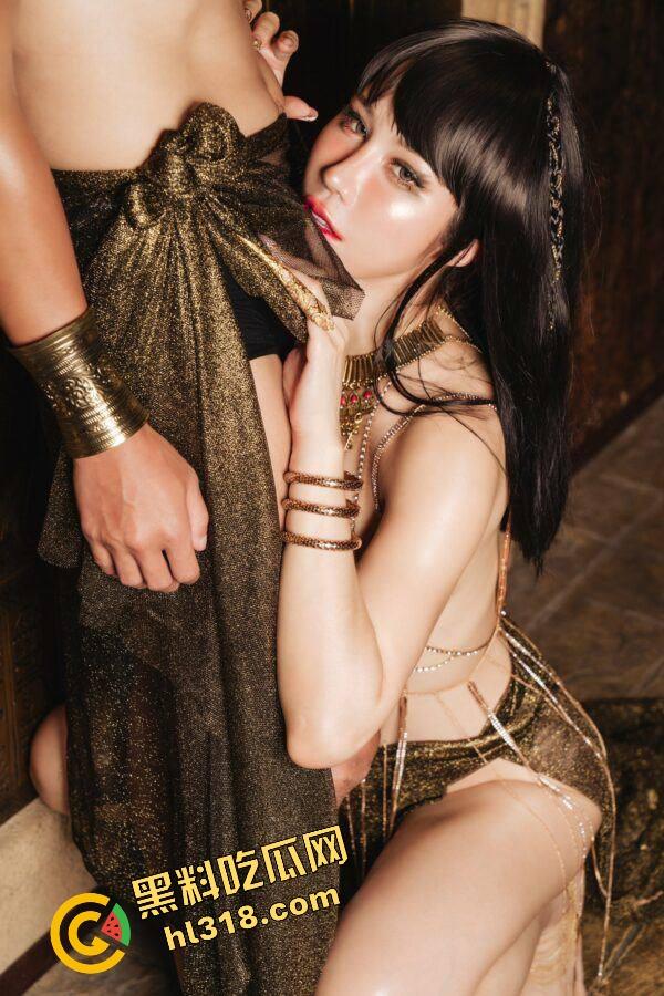 拍写真拍成实战，巨乳网红『辛尤里』扮埃及艳后摄影师直接从握相机变成握奶，镜头都扔了直接后入嫩穴！  第8张