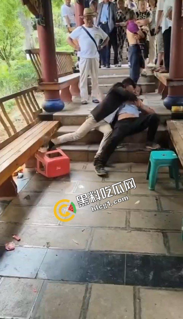 六盘水盘州胜境广场 众人闲暇之余下象棋 保安老头打输后说旁人指导男子才赢的 于是大打出手  第2张