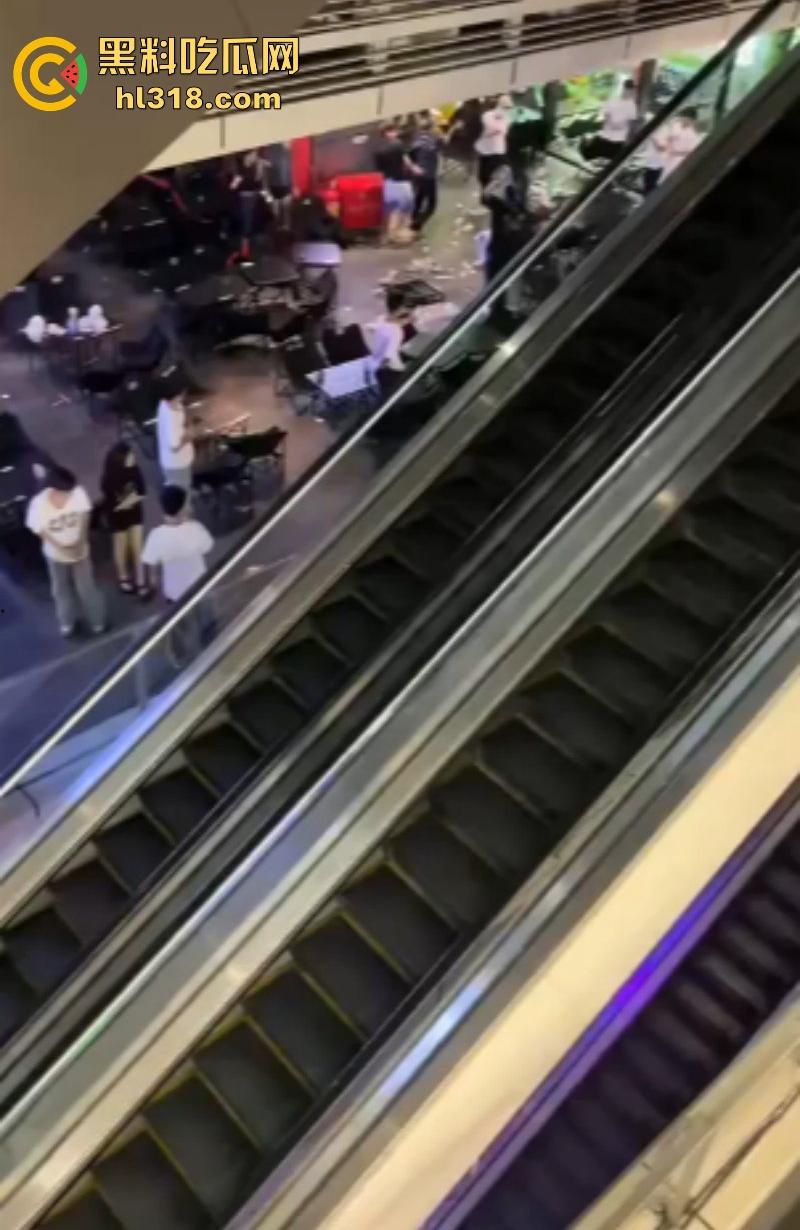 广东汕头精神小伙吃饭发生冲突，双方人马激烈火拼，桌椅板凳齐上阵，上演现实版古惑仔！  第1张