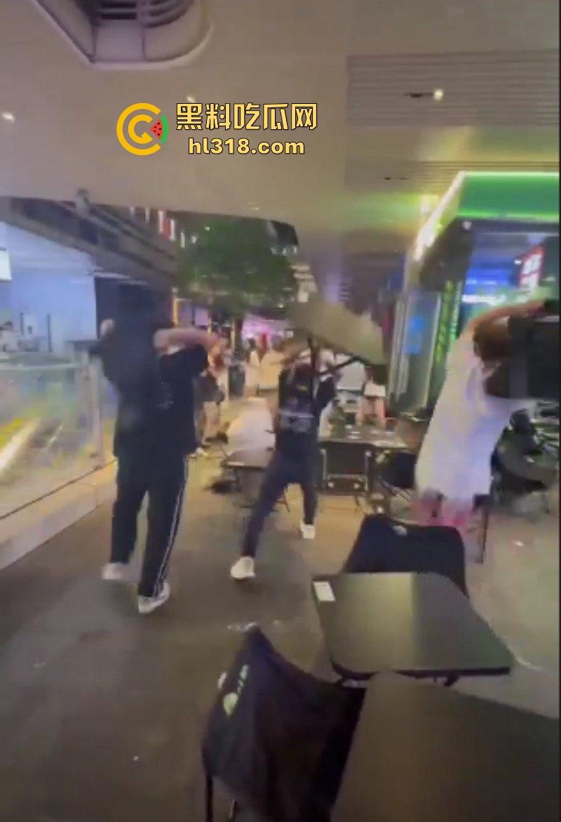 广东汕头精神小伙吃饭发生冲突，双方人马激烈火拼，桌椅板凳齐上阵，上演现实版古惑仔！  第2张