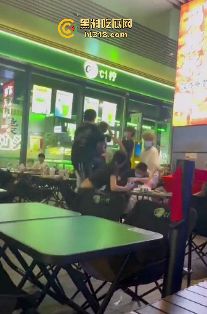 广东汕头精神小伙吃饭发生冲突，双方人马激烈火拼，桌椅板凳齐上阵，上演现实版古惑仔！  第4张