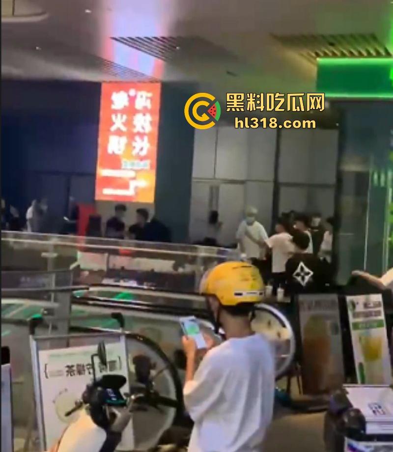 广东汕头精神小伙吃饭发生冲突，双方人马激烈火拼，桌椅板凳齐上阵，上演现实版古惑仔！  第5张