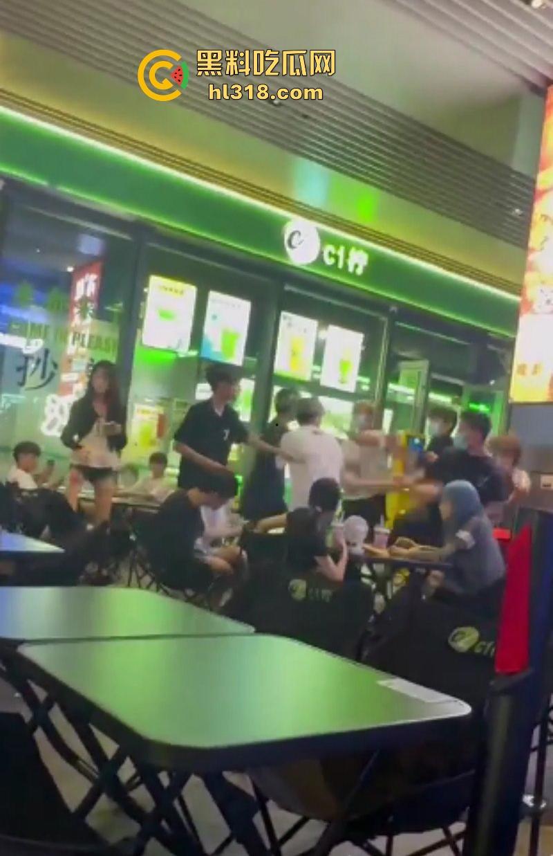 广东汕头精神小伙吃饭发生冲突，双方人马激烈火拼，桌椅板凳齐上阵，上演现实版古惑仔！  第6张
