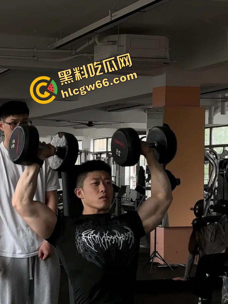 成都饥渴小骚0酒店三人行！召唤两个健身教练轮草他，亲摸舔操爽翻天！  第1张