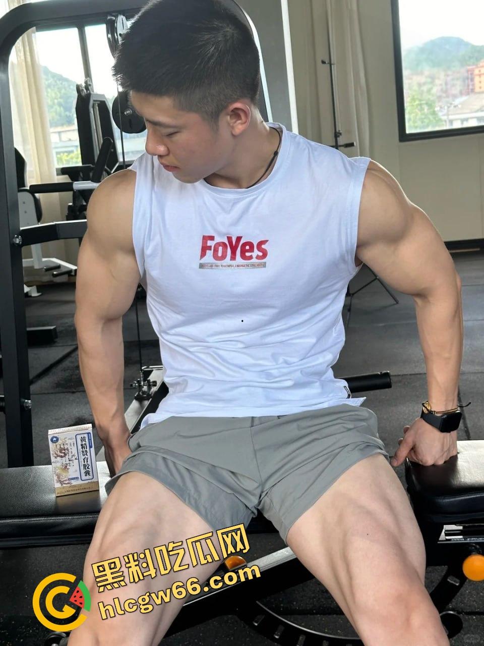 成都饥渴小骚0酒店三人行！召唤两个健身教练轮草他，亲摸舔操爽翻天！  第2张