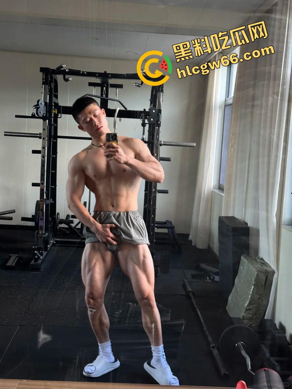 成都饥渴小骚0酒店三人行！召唤两个健身教练轮草他，亲摸舔操爽翻天！  第3张