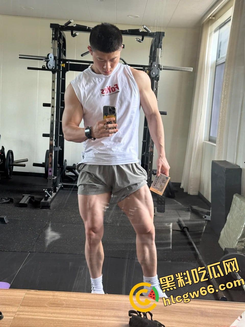 成都饥渴小骚0酒店三人行！召唤两个健身教练轮草他，亲摸舔操爽翻天！  第4张