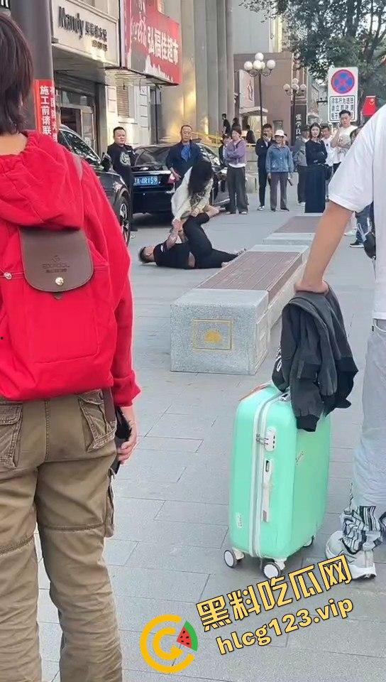 相爱相杀的爱情现场，小情侣街头互扇巴掌，真不嫌丢人！  第2张