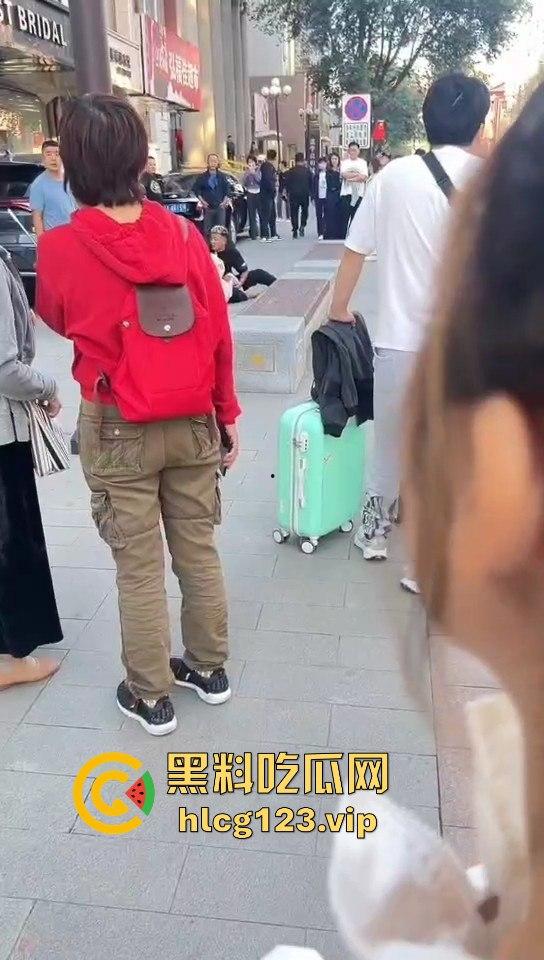 相爱相杀的爱情现场，小情侣街头互扇巴掌，真不嫌丢人！  第3张