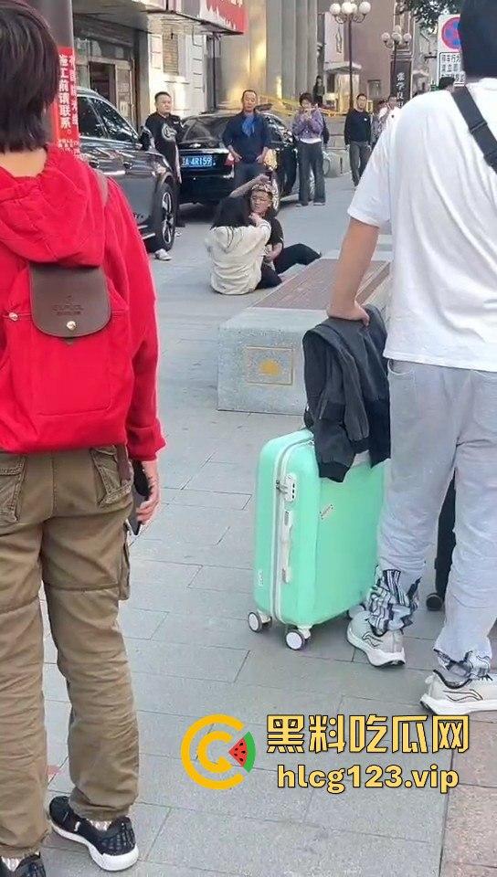 相爱相杀的爱情现场，小情侣街头互扇巴掌，真不嫌丢人！  第4张