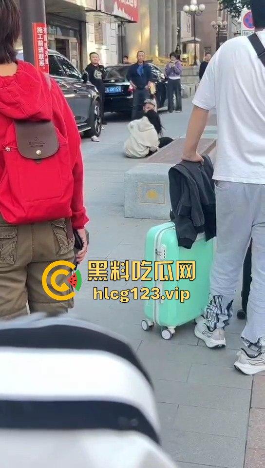 相爱相杀的爱情现场，小情侣街头互扇巴掌，真不嫌丢人！  第5张