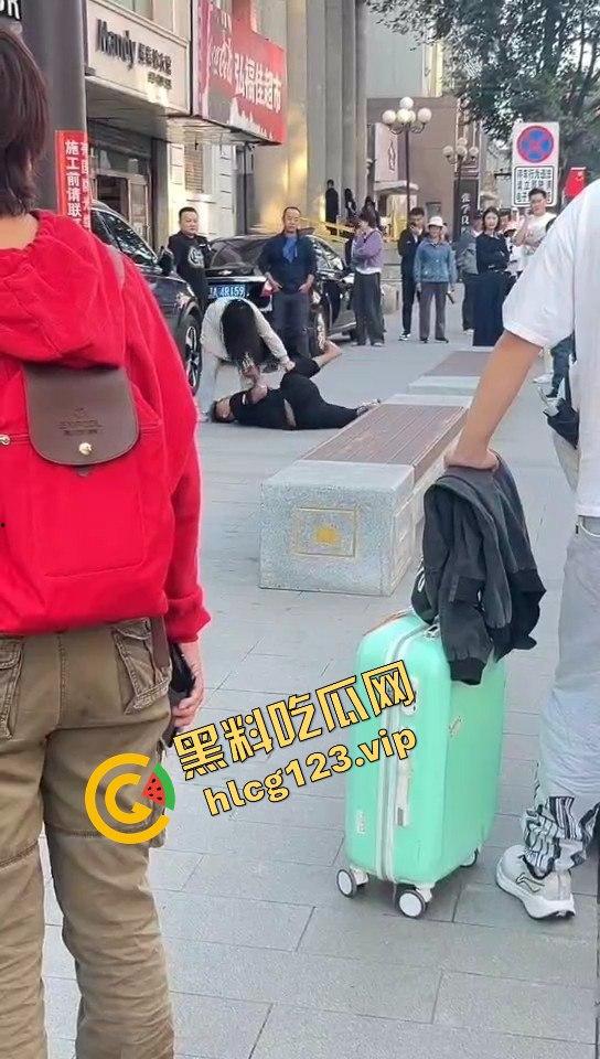 相爱相杀的爱情现场，小情侣街头互扇巴掌，真不嫌丢人！  第6张