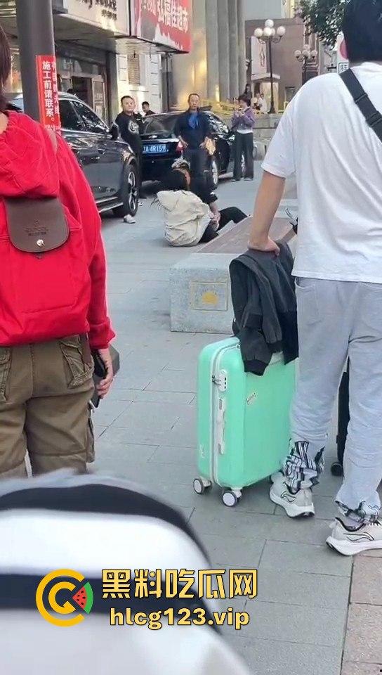 相爱相杀的爱情现场，小情侣街头互扇巴掌，真不嫌丢人！  第7张