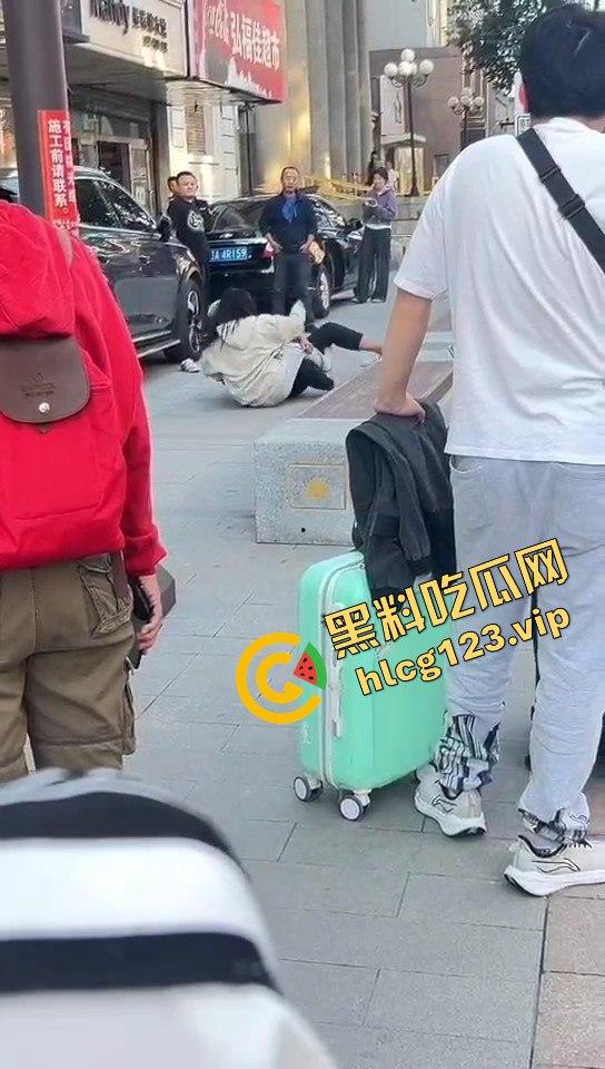 相爱相杀的爱情现场，小情侣街头互扇巴掌，真不嫌丢人！  第8张