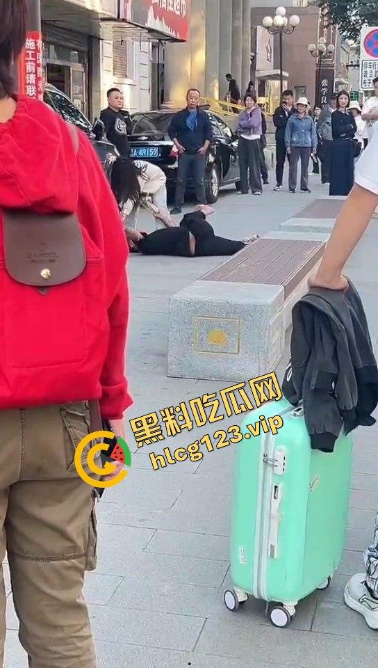 相爱相杀的爱情现场，小情侣街头互扇巴掌，真不嫌丢人！  第9张