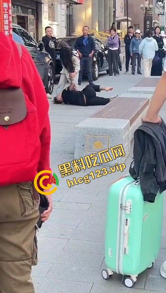 相爱相杀的爱情现场，小情侣街头互扇巴掌，真不嫌丢人！  第10张