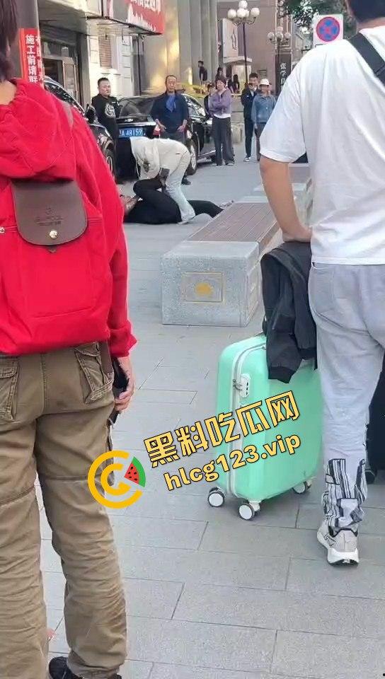 相爱相杀的爱情现场，小情侣街头互扇巴掌，真不嫌丢人！  第11张