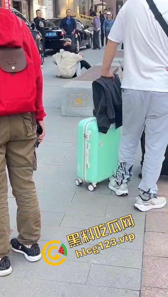 相爱相杀的爱情现场，小情侣街头互扇巴掌，真不嫌丢人！  第12张