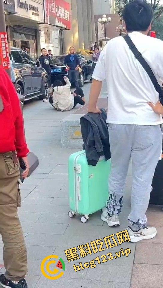 相爱相杀的爱情现场，小情侣街头互扇巴掌，真不嫌丢人！  第13张