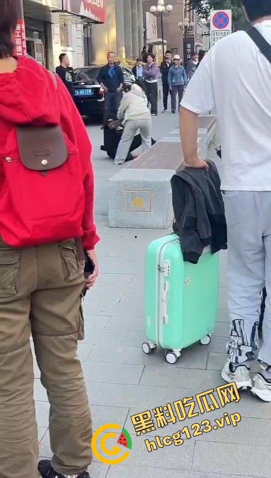 相爱相杀的爱情现场，小情侣街头互扇巴掌，真不嫌丢人！  第14张