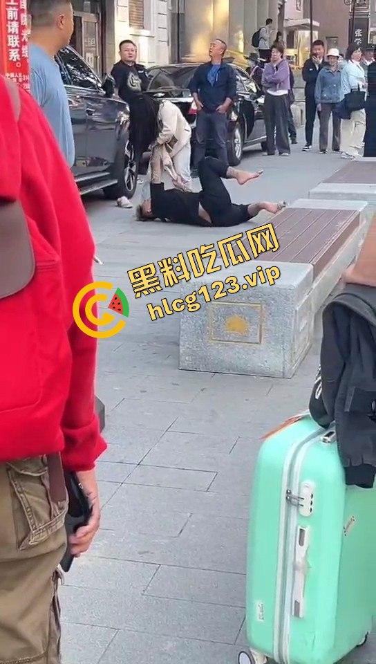 相爱相杀的爱情现场，小情侣街头互扇巴掌，真不嫌丢人！  第16张