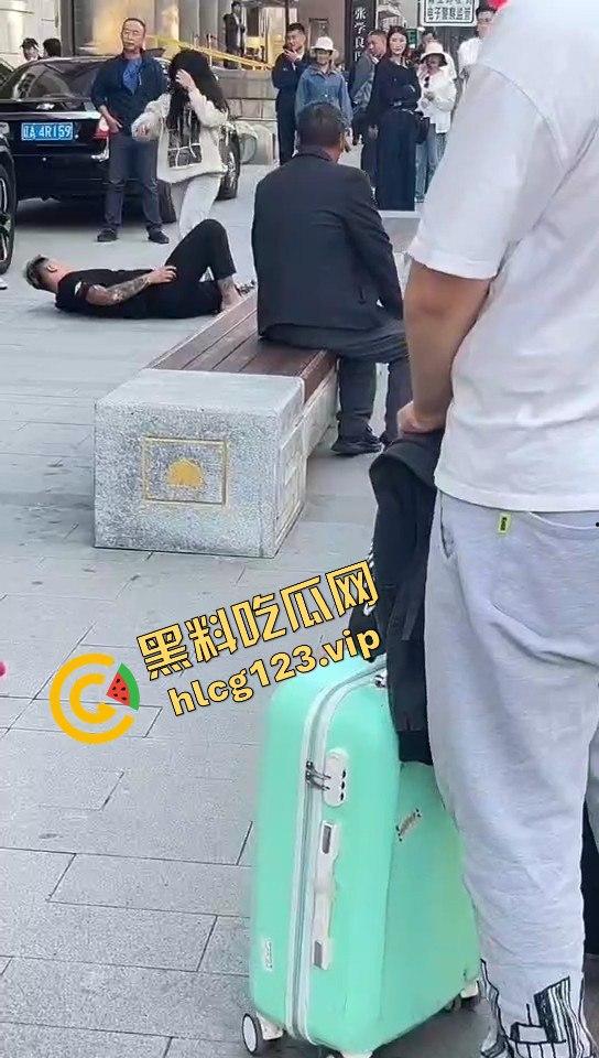 相爱相杀的爱情现场，小情侣街头互扇巴掌，真不嫌丢人！  第17张