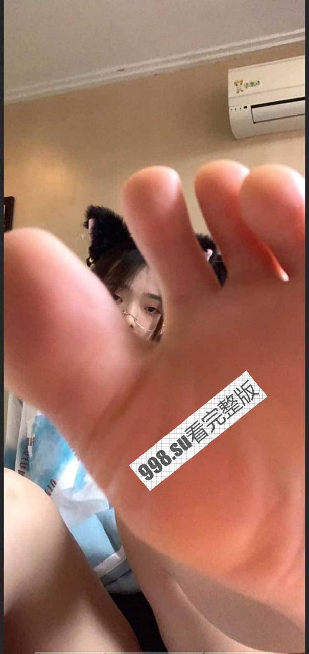 全网疯传 上海工商学院 李思颖 极品反差眼镜娘 大四学姐厕所吃鸡  第9张