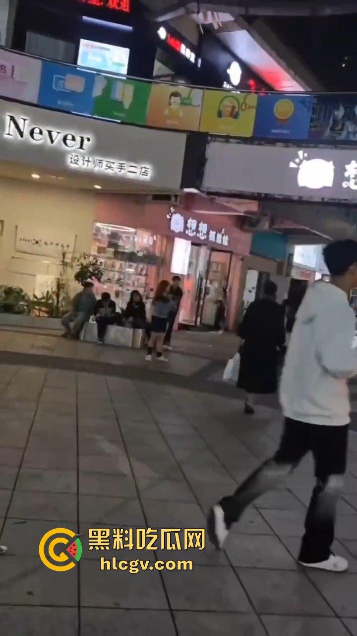 温州龙港财富广场精神小妹街头开打，围观群众看得热闹非凡  第1张