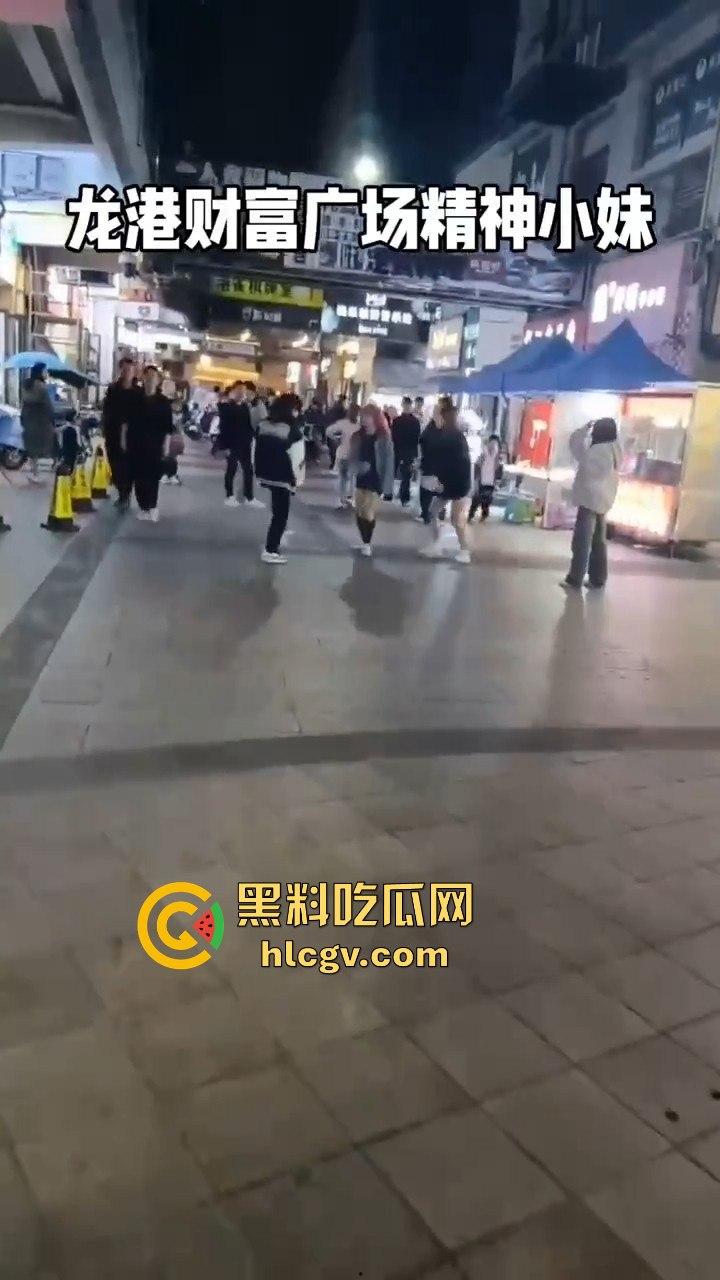 温州龙港财富广场精神小妹街头开打，围观群众看得热闹非凡  第2张