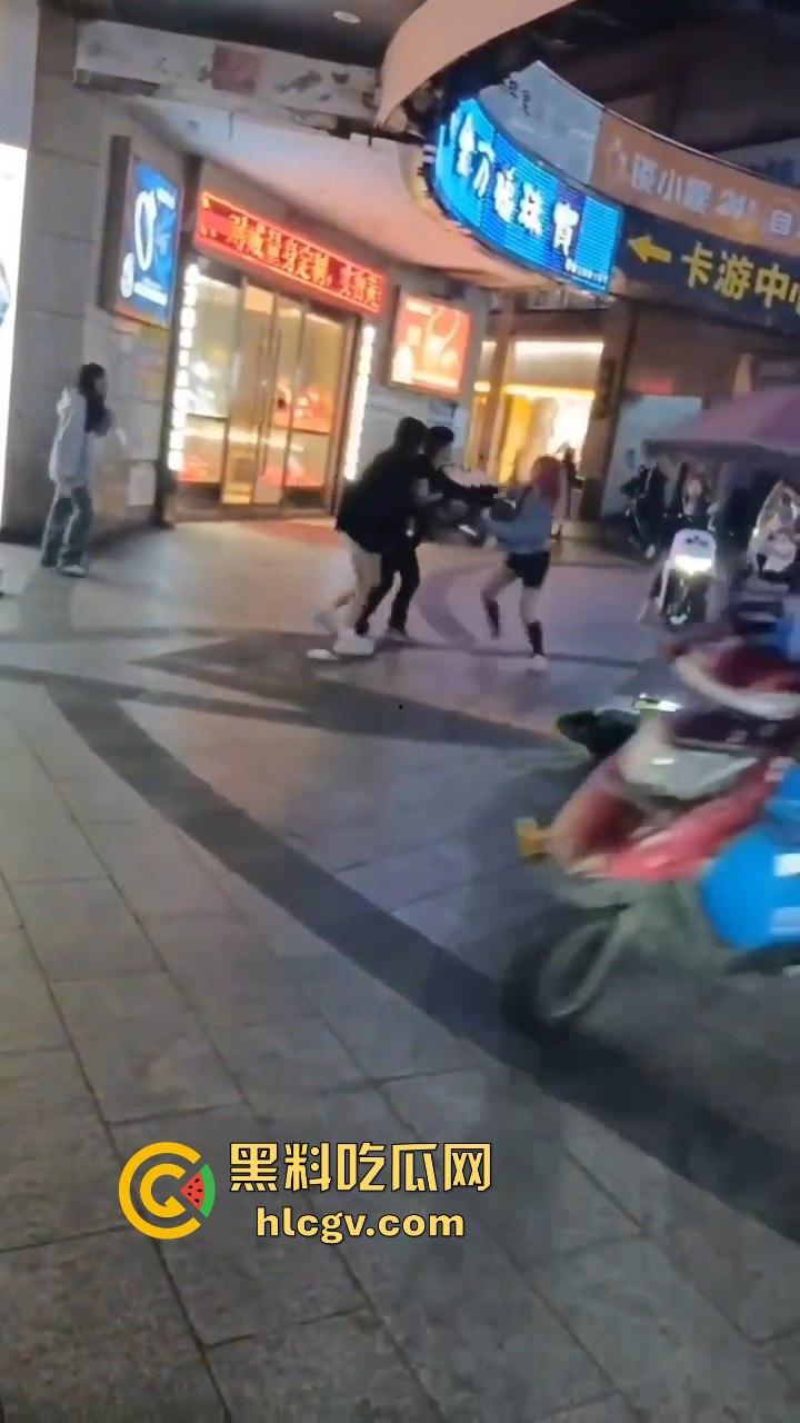 温州龙港财富广场精神小妹街头开打，围观群众看得热闹非凡  第3张