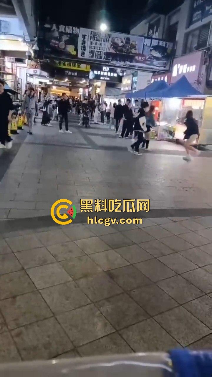 温州龙港财富广场精神小妹街头开打，围观群众看得热闹非凡  第4张