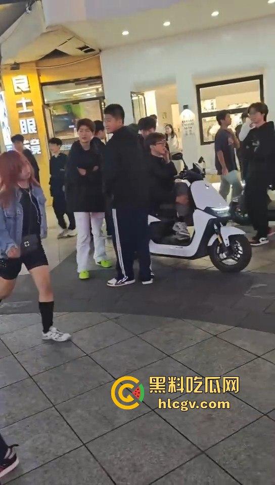 温州龙港财富广场精神小妹街头开打，围观群众看得热闹非凡  第6张