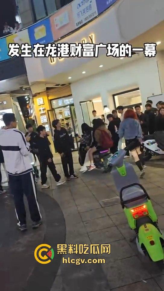温州龙港财富广场精神小妹街头开打，围观群众看得热闹非凡  第7张