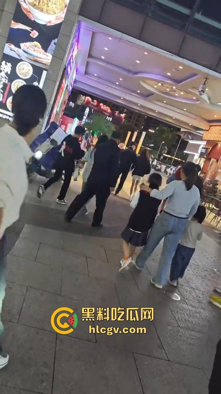 温州龙港财富广场精神小妹街头开打，围观群众看得热闹非凡  第8张