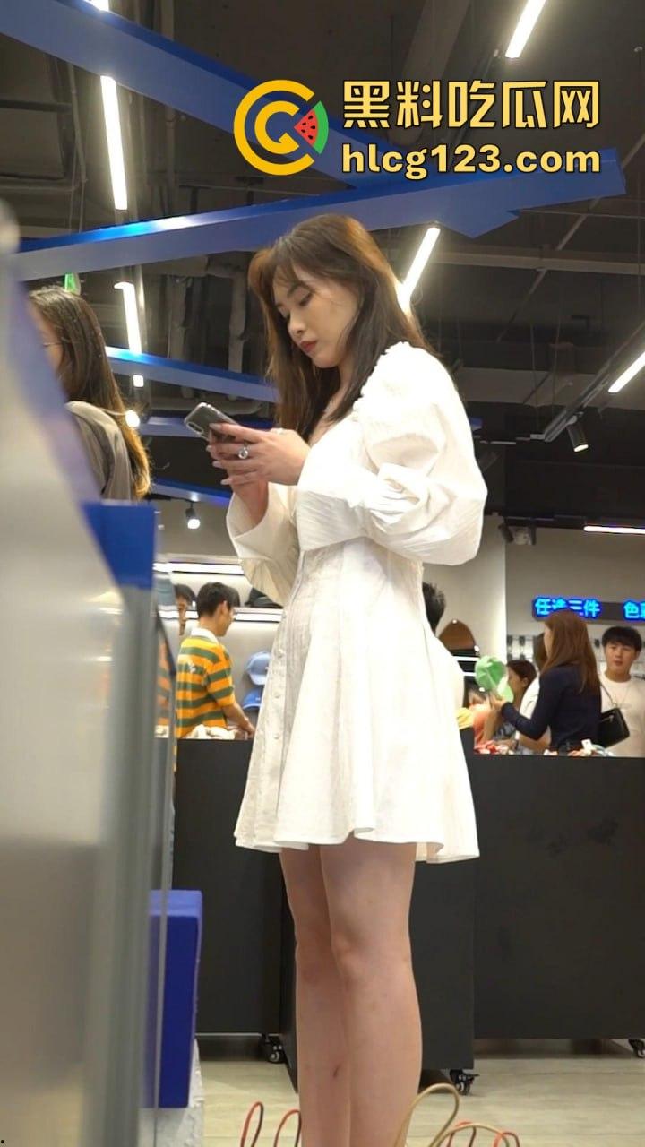 极品女神屁股肥翘，内裤被夹成T！会展中心抄底3位小姐姐，这秋天比夏天还热！  第1张