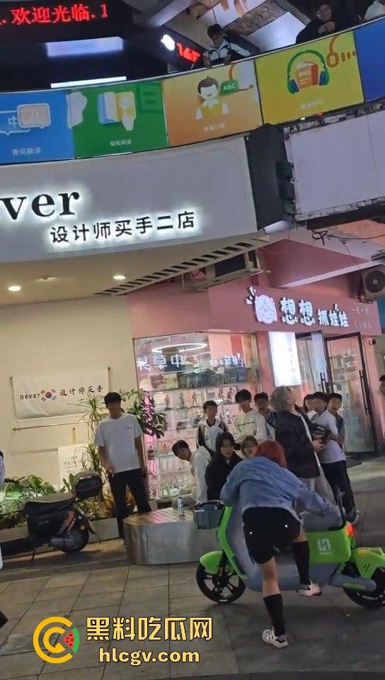 温州龙港财富广场精神小妹街头开打，围观群众看得热闹非凡  第9张