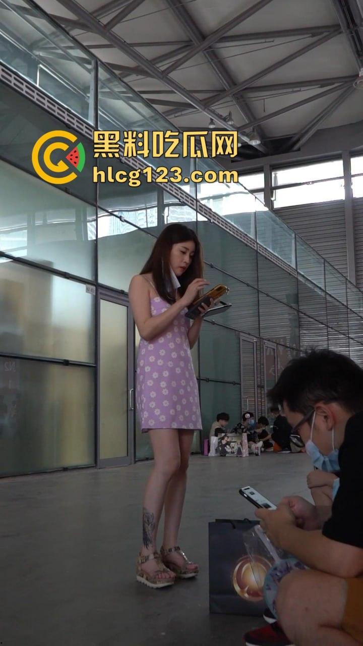 极品女神屁股肥翘，内裤被夹成T！会展中心抄底3位小姐姐，这秋天比夏天还热！  第2张