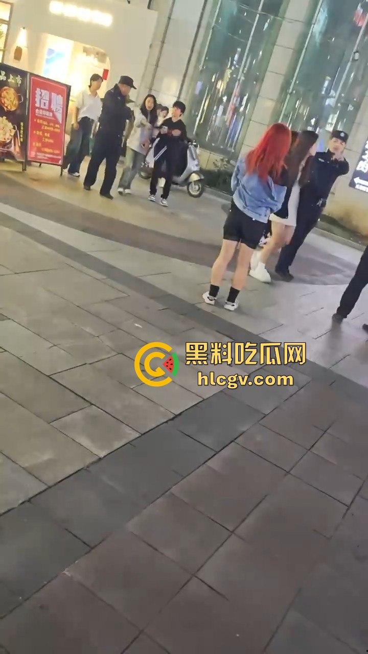 温州龙港财富广场精神小妹街头开打，围观群众看得热闹非凡  第10张
