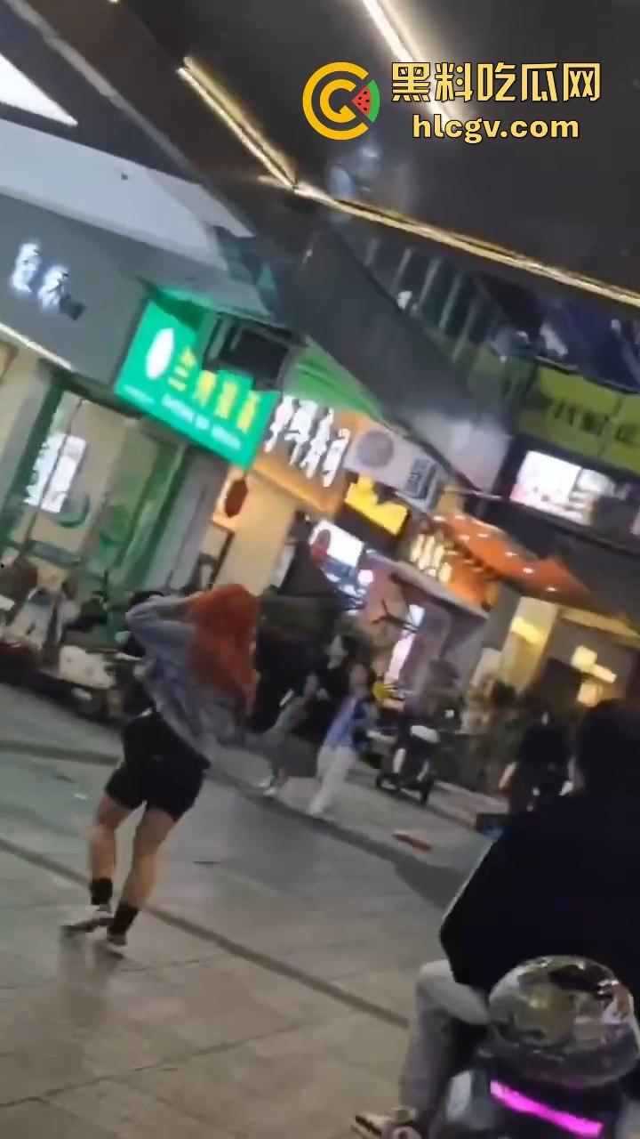 温州龙港财富广场精神小妹街头开打，围观群众看得热闹非凡  第11张