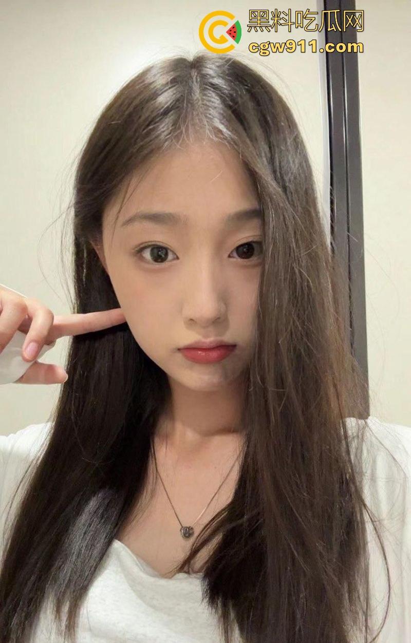 这个小编真的极力推荐！重庆175大长腿小美【谢晓婷】黑丝美腿极品身材，露脸口交一脸淫靡，粉嫩骚穴淫水四溅！  第3张