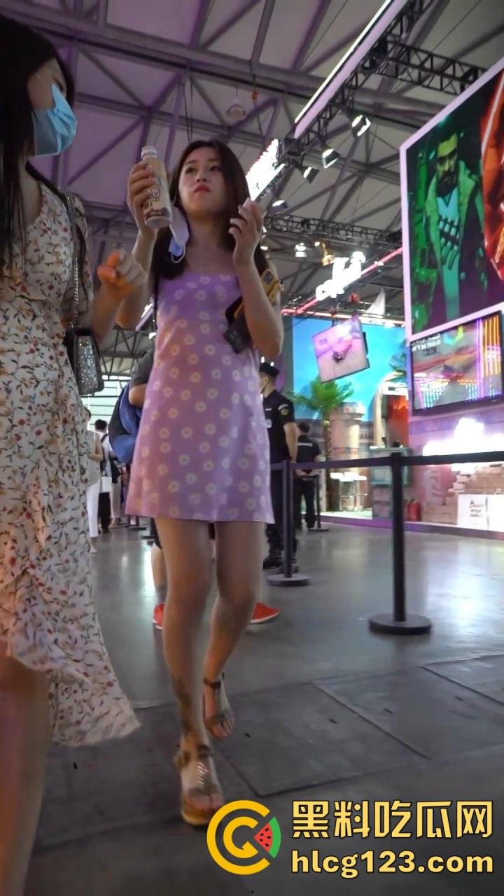 极品女神屁股肥翘，内裤被夹成T！会展中心抄底3位小姐姐，这秋天比夏天还热！  第8张