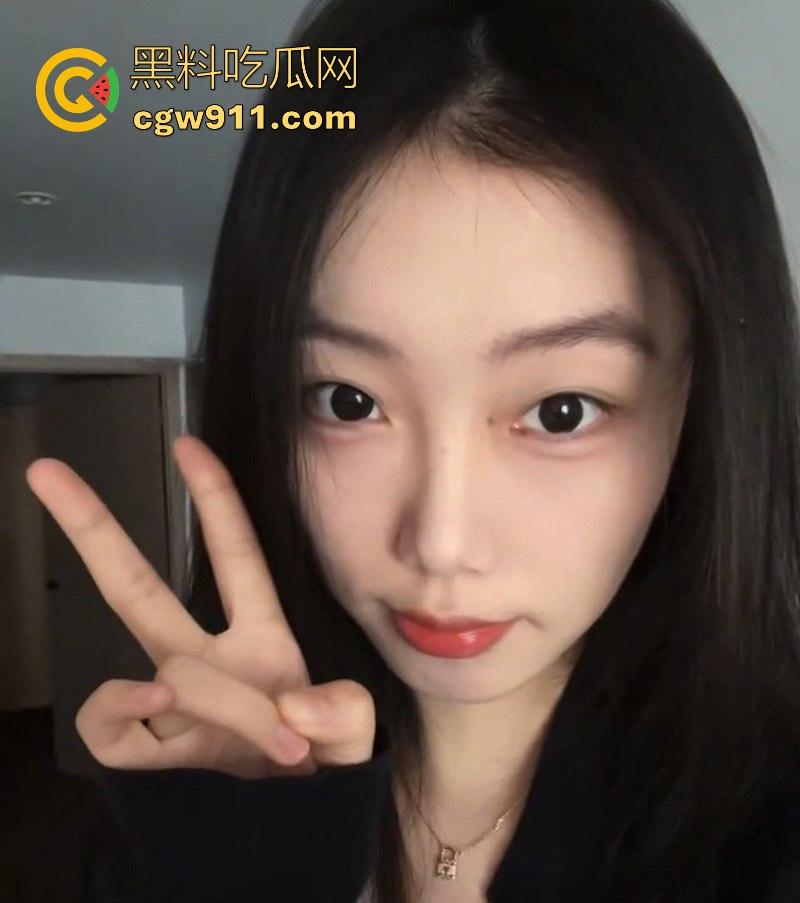 这个小编真的极力推荐！重庆175大长腿小美【谢晓婷】黑丝美腿极品身材，露脸口交一脸淫靡，粉嫩骚穴淫水四溅！  第6张
