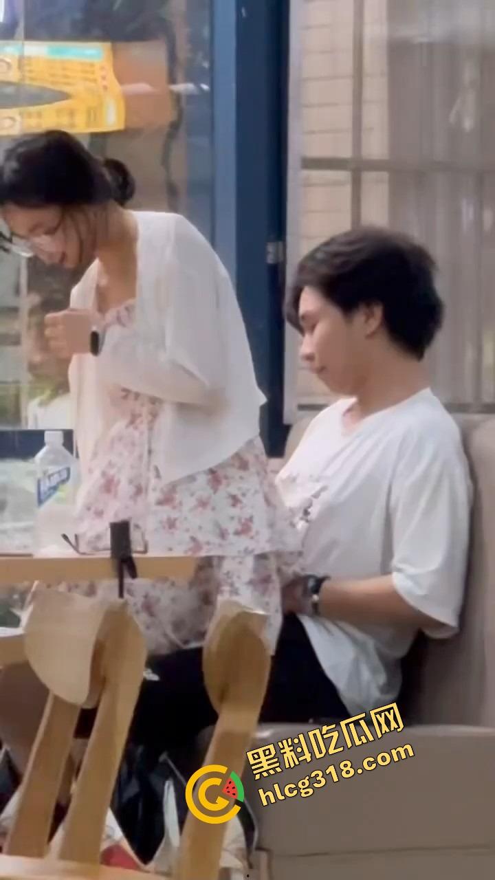 中南民族大学门口SUTAICHA酥太茶店里直接打炮，妹子青天白日坐在鸡鸡上瞄了半天才对准洞口！  第3张